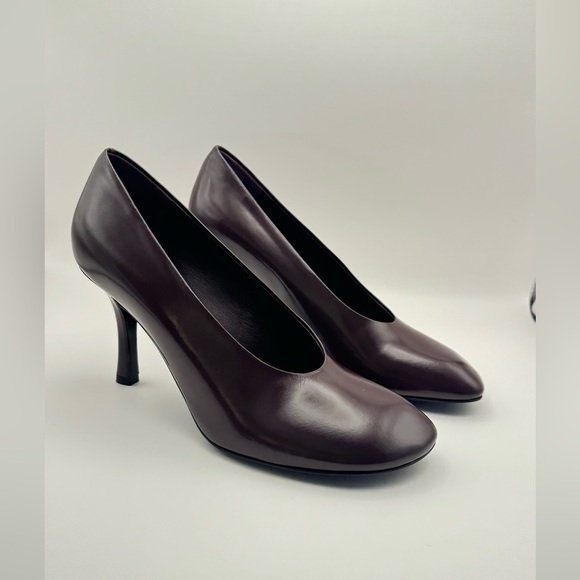 Burberry Glossy Leather Baby Pumps
Color- Poison
Womens size EU 38.5 - Picture 10 of 11